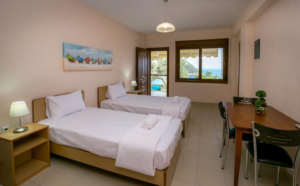 Aphrodite Villas Koinyra Exterior photo